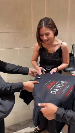 Prilly Latuconsina Instagram - Detik-detik sebelum presscon @danurmovie The Last Chapter, aku ngide buat ngerombak baju promonya, untung gak compang-camping kan guys? Tetep DISH DISH DISH 😂