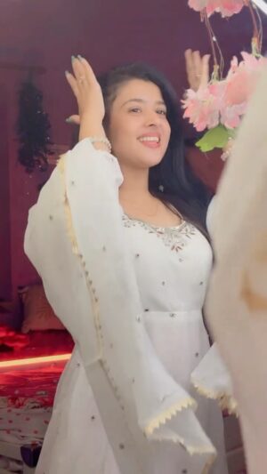 Princess Rose Instagram - Munda gora rang dekh ke diwana ho Gaya ❤️🌸