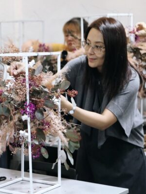 Priscelia Chan Instagram - So happy and thankful for the moments with my bff @applehong and the ladies I had met from attending @noblemanschool WSQ - Be A Professional Event Florist (Level 4) 4 days course. Skills future credits utilised 😆 and New skills acquired again 😍🌻 yup it was last than a month from my previous course with them 😍Thank you once again our amazing and professional trainer Anson and all from Nobleman School of Floral Design ❤️
Photos credit @noblemanschool