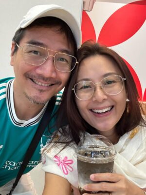 Priscelia Chan Instagram - Christmas Day morning with my “Santa baby” #ATmyhubbybuddybaby 🤣 he mentioned Santa Claus’ outfit was originally green before 1930s 😆🎄❤️🎉 #bareface

😎@paulfrankeyewear