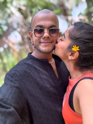 Priya J Achar Instagram - ನನ್ನ ಮುದ್ದು ಗಂಡನಿಗೆ ❤️🧿

ನಿನ್ನ ಹೊಸ ಸಿನೆಮಾ #LoveYouMuddu ಬಿಡುಗಡೆಗೆ ಹಾರ್ದಿಕ ಅಭಿನಂದನೆಗಳು! 🎬
ನಿನ್ನ ಪ್ರತಿಯೊಂದು ಸಿನೆಮಾ ಆಯ್ಕೆಯೂ ವಿಭಿನ್ನ, ವಿಶಿಷ್ಟ, ಮನಸಿಗೆ ಹತ್ತಿಕೊಳ್ಳುವಂಥದು…
ಅದರಲ್ಲೂ ಈ #LoveYouMuddu — ನಿಜಕ್ಕೂ ಮುದ್ದಾದ ಪ್ರೇಮಕಥೆ! 💞

ನಾನು ಸಿನೆಮಾ ನೋಡಿದಾಗ,
ನೀನು ಒಬ್ಬ ಪ್ರೇಮಿಯಾಗಿ ಮತ್ತೊಬ್ಬ ಪ್ರೇಮಿಯ ಕಥೆಯನ್ನು ಎಷ್ಟು ಹೃದಯದಿಂದ, ಎಷ್ಟು ಮುದ್ದಾಗಿ ಜೀವಂತಗೊಳಿಸಿದ್ದೀಯೋ —
ಅದು ನನ್ನ ಮನಸನ್ನೇ ಗೆದ್ದಿತು! 🫠

ಅದರಲ್ಲೂ ನಿನ್ನ ಪರಿಶ್ರಮ, ಕೆಲಸದ ಮೇಲಿರುವ ಶ್ರದ್ಧೆ — ನನಗೆ ಯಾವಾಗಲೂ ಪ್ರೇರಣೆಯಾಗುತ್ತದೆ… 🌟

ನಿಜಕ್ಕೂ, ಯಾವಾಗಲೂ ನಾನು ನಿನ್ನ ಅಭಿಮಾನಿ! 🤩

ಖಂಡಿತವಾಗಿ, ಈ ಸಿನೆಮಾ ನೋಡಿದ ಪ್ರತಿಯೊಬ್ಬರ ಹೃದಯವೂ ಪ್ರೀತಿಯಿಂದ ತುಂಬಿ ಹೋಗುವುದು ನಿಜ! 🌸

#priyajachar #sidmoolimani #prisid 
#LoveYouMuddu #ProudMoment #MyHero