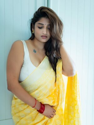 Priya Vadlamani Instagram - Hi ! I couldn't think of a caption🙈🐒 so yeah...happy Monday ✨️💛

📸 @absolutelyrahul