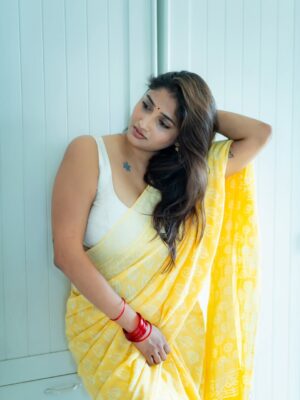 Priya Vadlamani Instagram - Hi ! I couldn't think of a caption🙈🐒 so yeah...happy Monday ✨️💛

📸 @absolutelyrahul