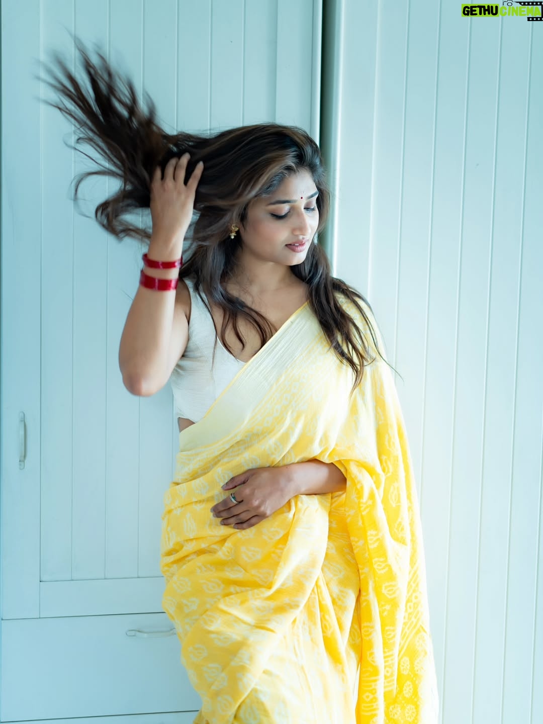 Priya Vadlamani - 105.8K Likes - Hi ! I couldn't think of a caption🙈🐒 so yeah...happy Monday ✨️💛

📸 @absolutelyrahul