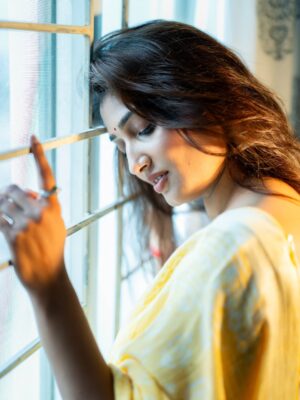 Priya Vadlamani Instagram - Hi ! I couldn't think of a caption🙈🐒 so yeah...happy Monday ✨️💛

📸 @absolutelyrahul