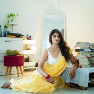 Priya Vadlamani Instagram - Wrapped in sunshine , thinking of you 💛✨️

📸 @absolutelyrahul