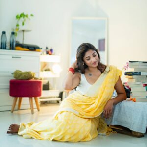 Priya Vadlamani Instagram - Wrapped in sunshine , thinking of you 💛✨️

📸 @absolutelyrahul