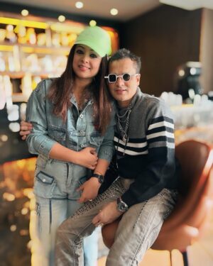 Priyanka Bharali Instagram - অসমৰ সূৰুয হৈ জিলিকি থকা
সেই মানুহজন নোহোৱা আজি এমাহ হ’ল…
অসমীয়াৰ হৃদস্পন্দন স্তব্ধ হ’ল,
সেই নিস্বাৰ্থ কণ্ঠ নোহোৱা হ’ল।
সাহস, শক্তি সকলো যেন শেষ হৈ গ’ল,
আমাৰ উৎসাহ হেৰাই গ’ল।

সকলোকে কন্দুৱাই তুমি গুচি গ’লা…
ক’ত দেখা পাম? ক’ত শুনিম পুনৰ?
তুমি নোহোৱা অসমখনত,
চাৰিওফালে কেৱল অন্ধকাৰ,নিস্তব্ধতা।

চকুত ভাঁহে সেই দিনবোৰ,
সেই হাঁহিবোৰ, তোমাৰ সেউজ কথাবোৰ…

যুগজয়ী তুমি, যুগনায়ক তুমি,
আমাৰ অসমৰ গৰিমা তুমি।
প্ৰতিজন অসমীয়াৰ উশাহ তুমি,
সুৰৰ মন্দিৰৰ হোমযজ্ঞ তুমি।
কলিযুগৰ দানবীৰ কৰ্ণ তুমি,
এটা অৱৰ্ণনীয় অমৰ কাহিনী তুমি।
তোমাৰ অবিহনে এতিয়া মাথোঁ
প্ৰাণহীন অসমীয়া আমি…

কায়িকভাৱে আজি তুমি আমাৰ মাজত নাই,
এইয়া এক অপ্ৰিয় সত্য…
কিন্তু তোমাক বুকুত লৈ,
আমি প্ৰতিজনে তোমাক জীয়াই ৰাখিম
সীমাহীন মৰমেৰে…চিৰদিনলৈ….
 
মৰম, শ্রদ্ধা আৰু অশ্ৰুঞ্জলিৰে,
 প্ৰিয়ংকা ভৰালী।
 
 

#justiceforzubeengarg