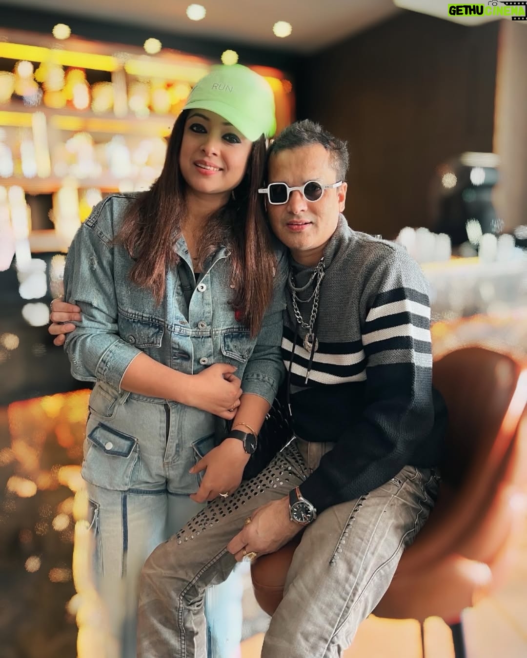 Priyanka Bharali - 30.5K Likes - অসমৰ সূৰুয হৈ জিলিকি থকা
সেই মানুহজন নোহোৱা আজি এমাহ হ’ল…
অসমীয়াৰ হৃদস্পন্দন স্তব্ধ হ’ল,
সেই নিস্বাৰ্থ কণ্ঠ নোহোৱা হ’ল।
সাহস, শক্তি সকলো যেন শেষ হৈ গ’ল,
আমাৰ উৎসাহ হেৰাই গ’ল।

সকলোকে কন্দুৱাই তুমি গুচি গ’লা…
ক’ত দেখা পাম? ক’ত শুনিম পুনৰ?
তুমি নোহোৱা অসমখনত,
চাৰিওফালে কেৱল অন্ধকাৰ,নিস্তব্ধতা।

চকুত ভাঁহে সেই দিনবোৰ,
সেই হাঁহিবোৰ, তোমাৰ সেউজ কথাবোৰ…

যুগজয়ী তুমি, যুগনায়ক তুমি,
আমাৰ অসমৰ গৰিমা তুমি।
প্ৰতিজন অসমীয়াৰ উশাহ তুমি,
সুৰৰ মন্দিৰৰ হোমযজ্ঞ তুমি।
কলিযুগৰ দানবীৰ কৰ্ণ তুমি,
এটা অৱৰ্ণনীয় অমৰ কাহিনী তুমি।
তোমাৰ অবিহনে এতিয়া মাথোঁ
প্ৰাণহীন অসমীয়া আমি…

কায়িকভাৱে আজি তুমি আমাৰ মাজত নাই,
এইয়া এক অপ্ৰিয় সত্য…
কিন্তু তোমাক বুকুত লৈ,
আমি প্ৰতিজনে তোমাক জীয়াই ৰাখিম
সীমাহীন মৰমেৰে…চিৰদিনলৈ….
 
মৰম, শ্রদ্ধা আৰু অশ্ৰুঞ্জলিৰে,
 প্ৰিয়ংকা ভৰালী।
 
 

#justiceforzubeengarg