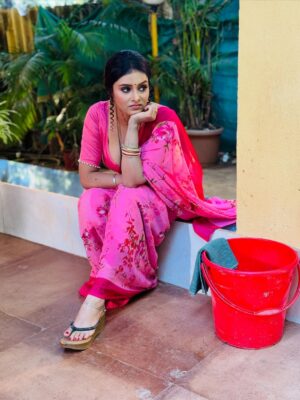 Priyanka Chaurasia Instagram - Just here to make you blush 🩷
 
Jara pass aayun to chain aajaye😉
 
#piikuuuu #pink #candid #photography #instagram