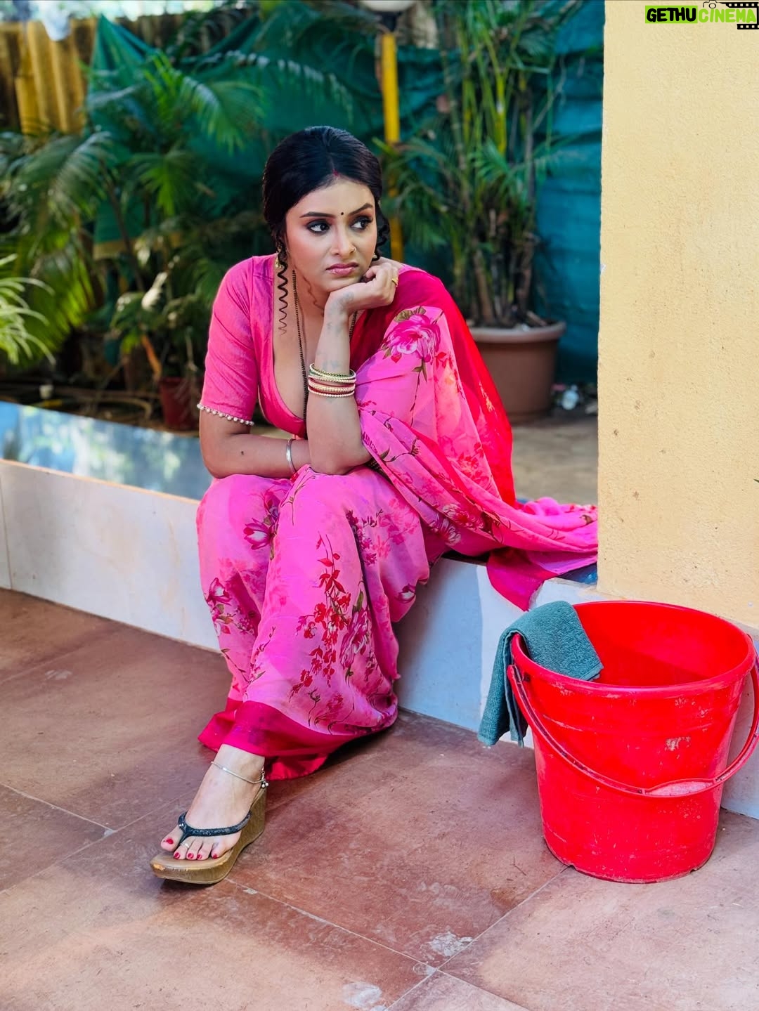 Priyanka Chaurasia - 17.6K Likes - Just here to make you blush 🩷
 
Jara pass aayun to chain aajaye😉
 
#piikuuuu #pink #candid #photography #instagram