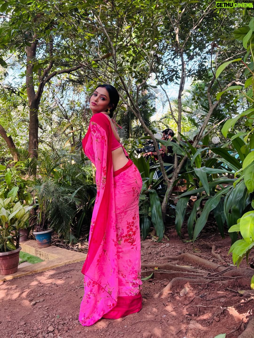 Priyanka Chaurasia - 17.6K Likes - Just here to make you blush 🩷
 
Jara pass aayun to chain aajaye😉
 
#piikuuuu #pink #candid #photography #instagram