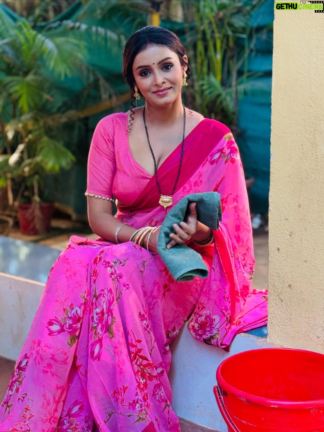 Priyanka Chaurasia - 17.6K Likes - Just here to make you blush 🩷
 
Jara pass aayun to chain aajaye😉
 
#piikuuuu #pink #candid #photography #instagram