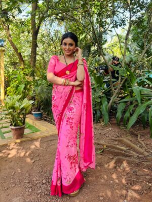 Priyanka Chaurasia Instagram - Just here to make you blush 🩷
 
Jara pass aayun to chain aajaye😉
 
#piikuuuu #pink #candid #photography #instagram