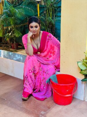 Priyanka Chaurasia Instagram - Just here to make you blush 🩷
 
Jara pass aayun to chain aajaye😉
 
#piikuuuu #pink #candid #photography #instagram