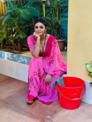 Priyanka Chaurasia Instagram - Just here to make you blush 🩷
 
Jara pass aayun to chain aajaye😉
 
#piikuuuu #pink #candid #photography #instagram