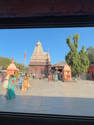 Priyanka Diwate Instagram - Attitude nahi😂, Mahakal ka aashirwad hai 🫶🧿🕉️ 

#grishneshwar #omnamahshivaya🙏