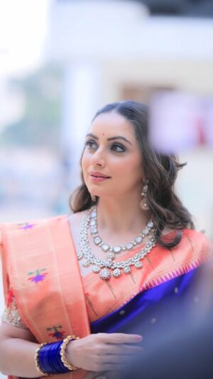 Priyanka Diwate Instagram - From watching her on screens to Prepping her skin 🫶🌼 Truly a Kind and Friendly celeb i have ever Met 

Pc: Had to put this song 🤌

Makeup and hair : @psd_makeup_studio 
@shrumarathe 

#marathifashionweek #marathicelebrity #shruthimarathe #makeup