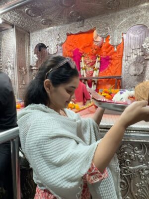 Priyanka Diwate Instagram - Always blessed 😭 My very 1st time visit and a peaceful Darshan #nashik #saptashrungimaa , No more Negative energies just a positive soul worshiping gods every single day 🫶🕉️🧿 #nazarnalage #godsfavouritechild