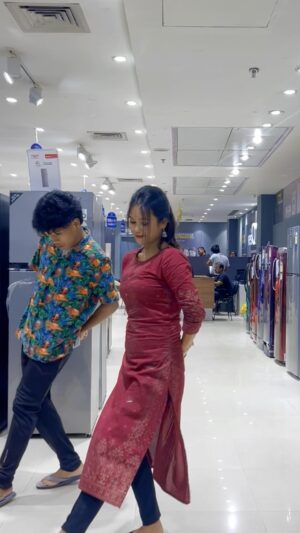 Priyanka Dutta Instagram - Hoga tumse pyara kaun 🤷♀️😇….
@jayanta7479 #trending #reels #explore #like #newtrend #dance #..🫶