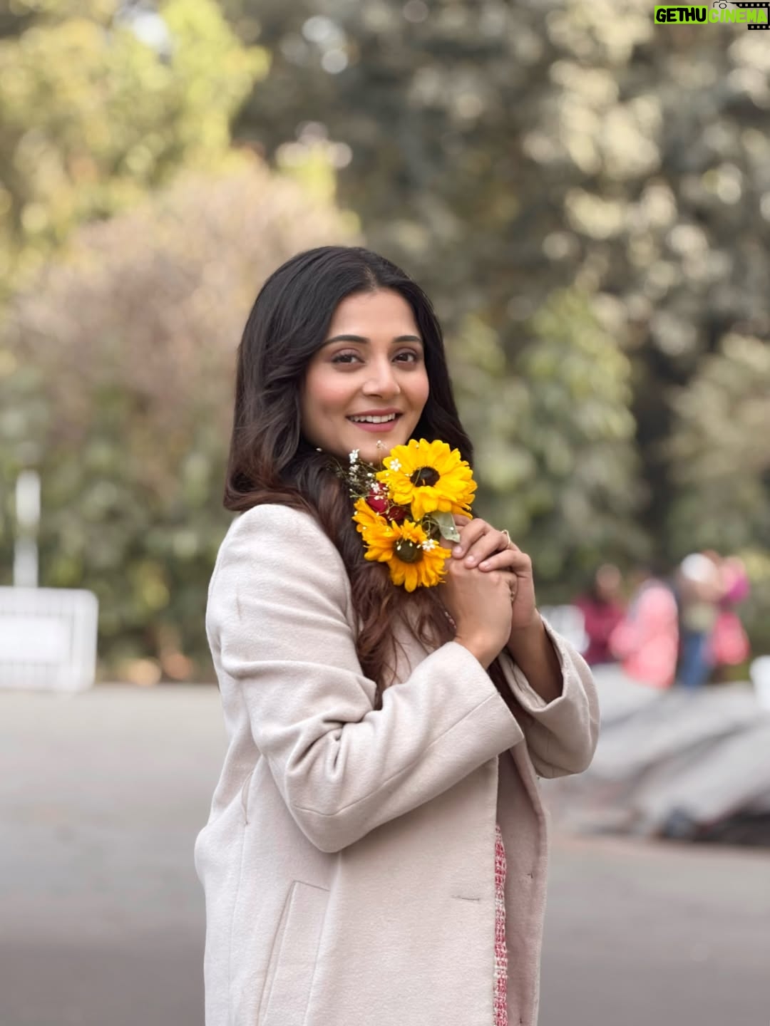 Priyanka Mitra - 21.8K Likes - Be the energy you want to attract 🌻
.
.
H&M @shahsumana ✨
.
.
#happiness #goglowing #livelovelife #gratitude #radhekrishna