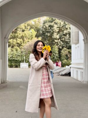 Priyanka Mitra Instagram - Be the energy you want to attract 🌻
.
.
H&M @shahsumana ✨
.
.
#happiness #goglowing #livelovelife #gratitude #radhekrishna