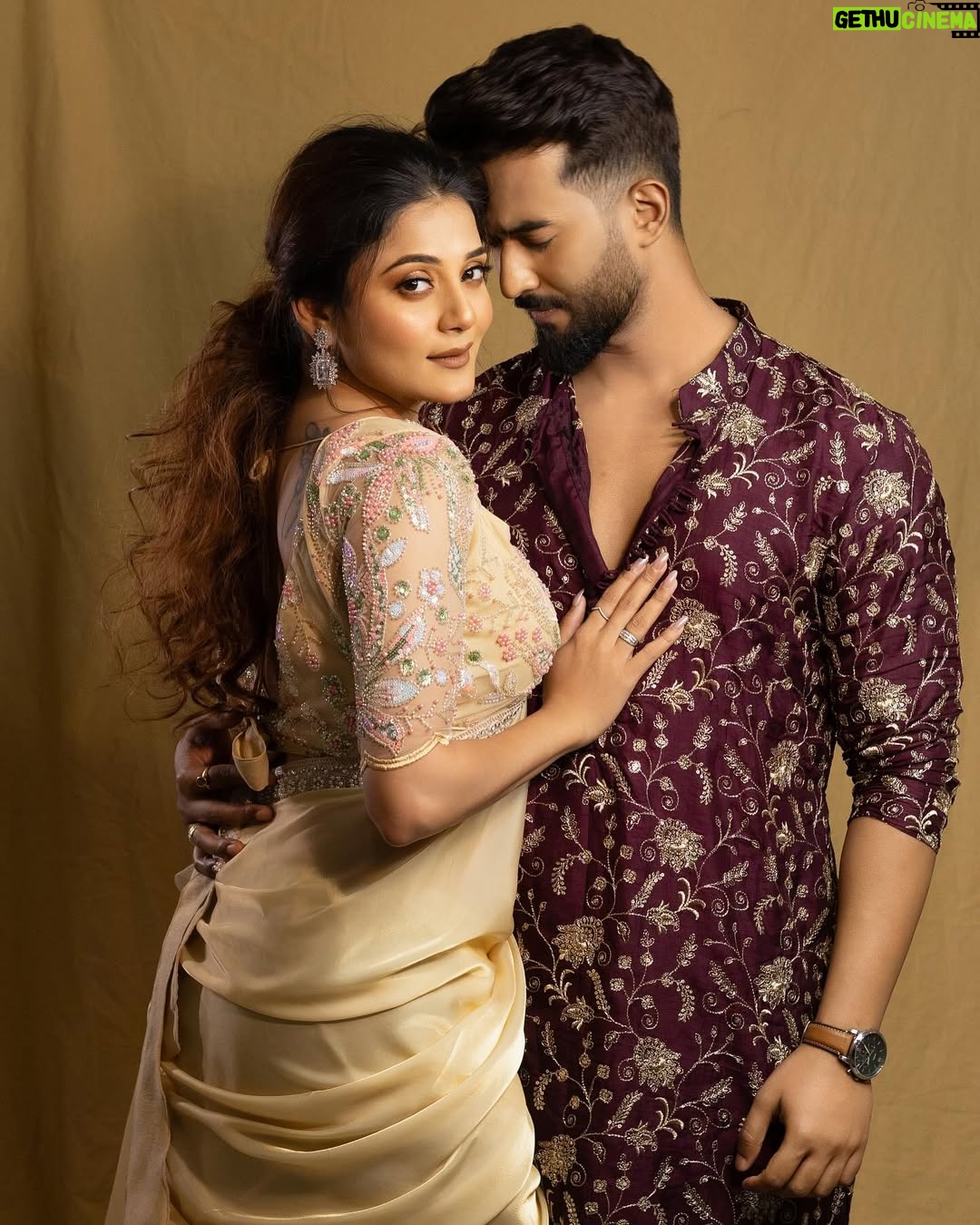 Priyanka Mitra - 114.6K Likes - ♥️
.
.
.
Attire @avijitdasofficial_bengal 
Hair @somnathroy506 
Look @wedding_makeup_artist_shampa 
Click @priyambaksiphotography 
Studio @starcraft_insta 
By @the_pheras_wedding_photography