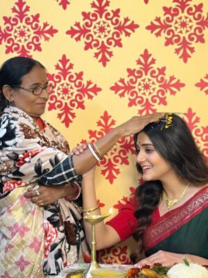 Priyanka Mitra Instagram - ভালোবাসা আর আশীর্বাদের ভান্ডার। 
আমার দাদু-দিদা, তাদের গল্পে ভরে থাকে আমাদের পৃথিবী। 
তাদের কাছেই শেখা, ভালোবাসা আর সম্মানের পাঠ।❤️🧿
.
.
#blessed #grandparents #love #happiness #radhekrishna