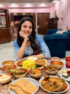 Priyanka Mitra Instagram - So much food & Blessings ❤️🧿
.
.
#aiburobhat #happyfaces #tummyfullofyummy #grateful #radhekrishna