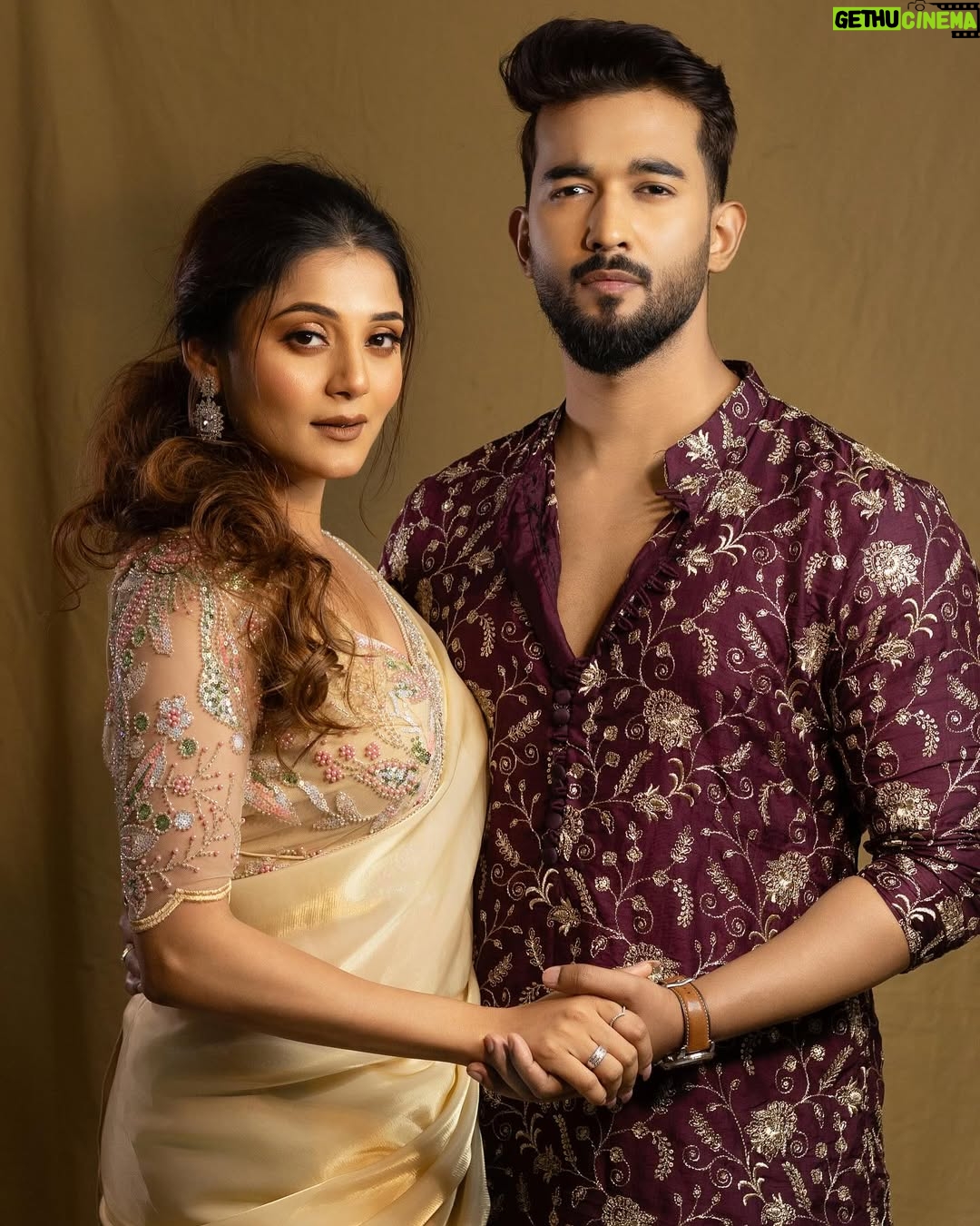 Priyanka Mitra - 114.6K Likes - ♥️
.
.
.
Attire @avijitdasofficial_bengal 
Hair @somnathroy506 
Look @wedding_makeup_artist_shampa 
Click @priyambaksiphotography 
Studio @starcraft_insta 
By @the_pheras_wedding_photography