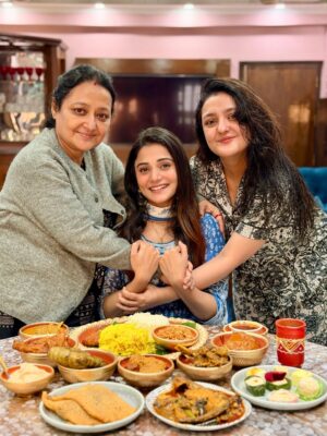Priyanka Mitra Instagram - So much food & Blessings ❤️🧿
.
.
#aiburobhat #happyfaces #tummyfullofyummy #grateful #radhekrishna