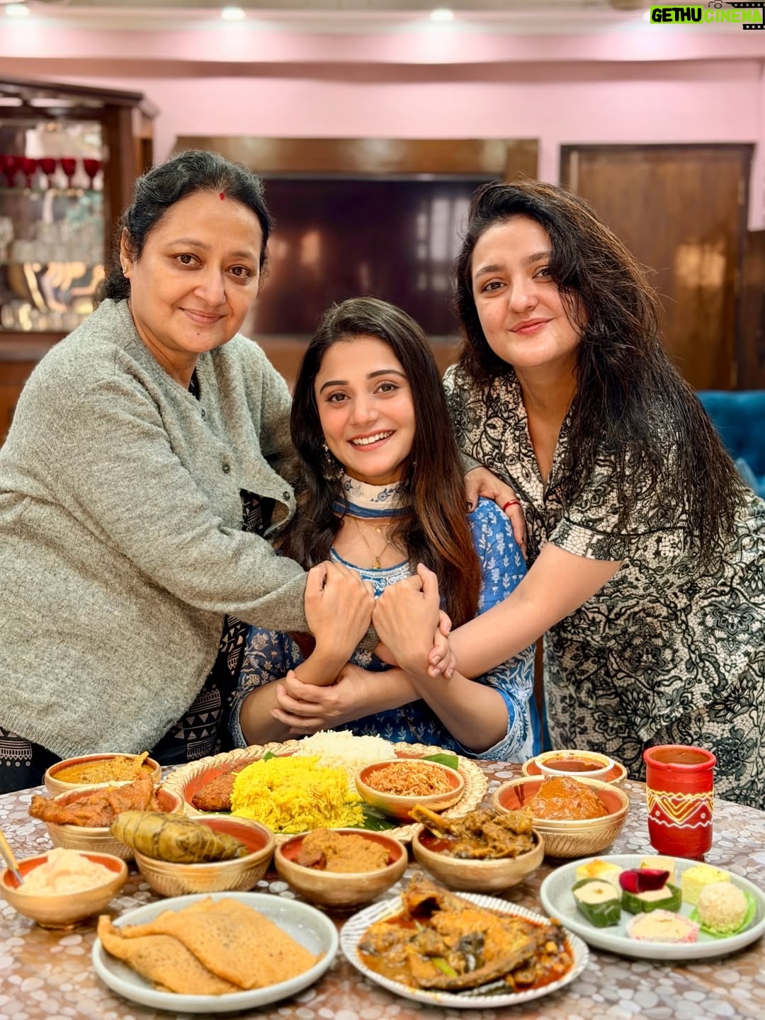 Priyanka Mitra - 25.1K Likes - So much food & Blessings ❤️🧿
.
.
#aiburobhat #happyfaces #tummyfullofyummy #grateful #radhekrishna