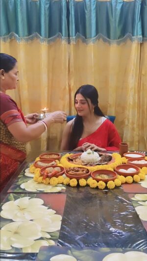 Priyanka Mitra Instagram - জ্যাঠা জেঠির আদর! ❤️🧿
.
.
#aiburobhat #lovedones #happiness #gratitude #radhekrishna