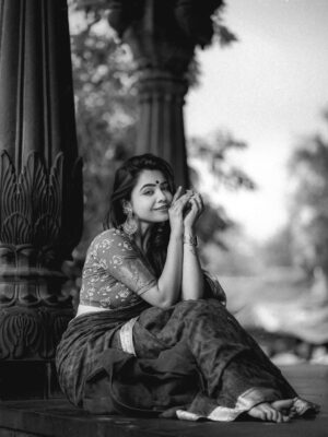 Purabi Bhargava Instagram - Lamho ki khataye ...
Lafzo mein kya bataye ?? š
.
Edits @am.creativityofficial
šø @shotbykittu