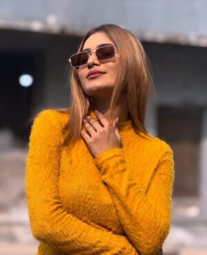 Purva Rajendra Shinde Instagram - “Eyes full of stories, dressed in winter’s brightest shade.”☀️❄️🌼

[purva shinde. Winterseason winteroutfit winterfit furryyellow ]

#winterglow #catchingthesun #winterbright #purvaraaj purvashinde