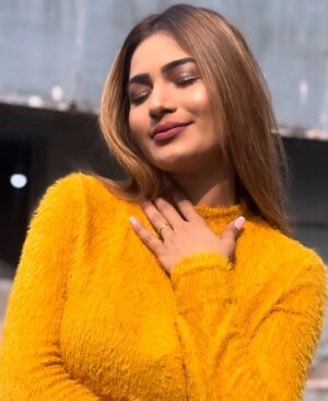 Purva Rajendra Shinde Instagram - “Eyes full of stories, dressed in winter’s brightest shade.”☀️❄️🌼

[purva shinde. Winterseason winteroutfit winterfit furryyellow ]

#winterglow #catchingthesun #winterbright #purvaraaj purvashinde