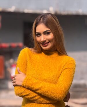 Purva Rajendra Shinde Instagram - “Eyes full of stories, dressed in winter’s brightest shade.”☀️❄️🌼

[purva shinde. Winterseason winteroutfit winterfit furryyellow ]

#winterglow #catchingthesun #winterbright #purvaraaj purvashinde