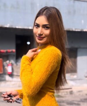 Purva Rajendra Shinde Instagram - “Eyes full of stories, dressed in winter’s brightest shade.”☀️❄️🌼

[purva shinde. Winterseason winteroutfit winterfit furryyellow ]

#winterglow #catchingthesun #winterbright #purvaraaj purvashinde