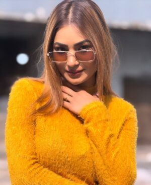 Purva Rajendra Shinde Instagram - “Eyes full of stories, dressed in winter’s brightest shade.”☀️❄️🌼

[purva shinde. Winterseason winteroutfit winterfit furryyellow ]

#winterglow #catchingthesun #winterbright #purvaraaj purvashinde