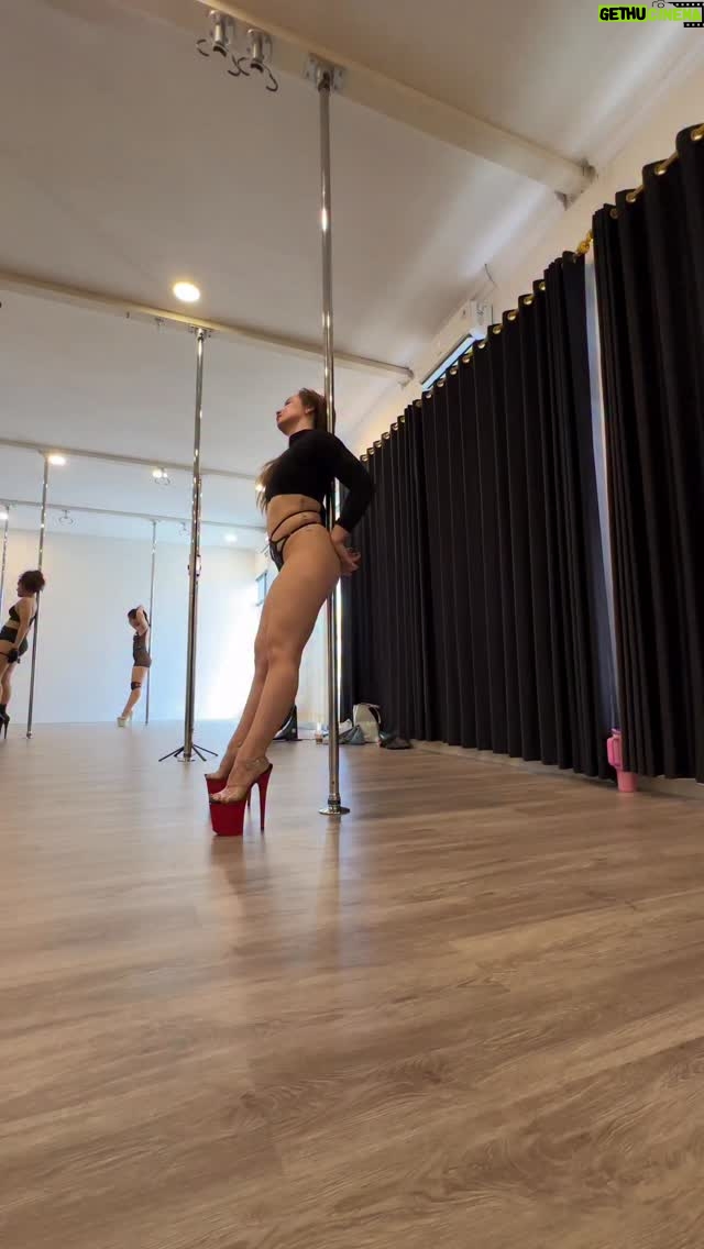 Putri Anne - 14.1K Likes - Raw 💋

Thank you Miss @msg_poledance 💕
#exoticpoledancer #poledancer #poledance #exoticpoledance