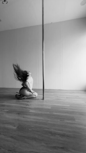 Putri Anne Instagram - Last class in 2025 🍾
I changed the song 🤣
Choreo by one and only Miss Yaaazzz @msg_poledance
I thank my ladies for the last sessions, we’ll see each other soon @ranikiswanto @msdarla.poledance @febigigigeligi 💋
#exoticpoledancer #poledancer #poledance