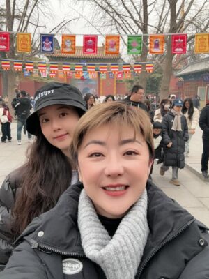Quan Yi Fong Instagram - 再过几个钟头就好告别2025年
是要总结一下今年的生活了。

翻阅照片看看今年自己有没有活成自己想要的模样
一月：韩国
二月：北京
三月：四川
四月：SG 60 演唱会
五月：保加利亚
六月：九华山
七月：SG 红星大奖
八月：内蒙古
九月：埃及
十月：约旦
十一月：北海道
十二月：back SG

去#韩国 疯狂购物 
到 #北京 照顾孩子 
和朋友去 #四川 参观了三星堆和熊猫花花。
回到 #新加坡 主持了一场大型活动 SG60，
五月奔赴 #保加利亚 看看世界上最美丽的玫瑰花 
再回到 新加坡 参与红星大奖2025
然后去了 趟内蒙古 感受到了风吹草地见牛羊的魅力
9月份至10月，用了20天去破解世界七大奇迹的神秘，埃及 金字塔 木乃伊 开罗 卢克索 阿斯旺 热气球 沙漠中满天繁星中的 银河 
约旦 死海 佩特拉神庙 
最后在带母亲去北海道 完成她的心愿。
是的，我终于活出了我喜欢的模样，岁月浅浅 余生漫漫 步履不停 热爱不息。
眼有心晨大海
心有繁花似锦
不染岁月风尘
永远温暖如初
微笑向前 自会花开万里
祝你 祝我 祝我们
年年景不改 岁岁人常在

我们2026见 ❤️