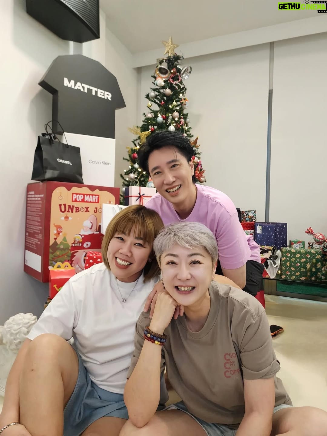 Quan Yi Fong - 4.3K Likes - 这个圣诞节好热闹，好久不见的朋友，好难得的齐聚一堂。祝愿大家 平安快乐
#圣诞节平安夜快乐