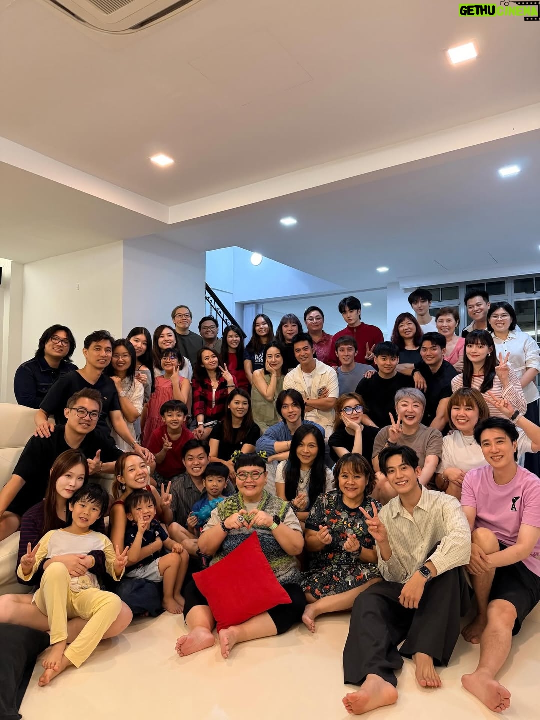 Quan Yi Fong - 4.3K Likes - 这个圣诞节好热闹，好久不见的朋友，好难得的齐聚一堂。祝愿大家 平安快乐
#圣诞节平安夜快乐