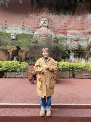 Quan Yi Fong Instagram - 再过几个钟头就好告别2025年
是要总结一下今年的生活了。

翻阅照片看看今年自己有没有活成自己想要的模样
一月：韩国
二月：北京
三月：四川
四月：SG 60 演唱会
五月：保加利亚
六月：九华山
七月：SG 红星大奖
八月：内蒙古
九月：埃及
十月：约旦
十一月：北海道
十二月：back SG

去#韩国 疯狂购物 
到 #北京 照顾孩子 
和朋友去 #四川 参观了三星堆和熊猫花花。
回到 #新加坡 主持了一场大型活动 SG60，
五月奔赴 #保加利亚 看看世界上最美丽的玫瑰花 
再回到 新加坡 参与红星大奖2025
然后去了 趟内蒙古 感受到了风吹草地见牛羊的魅力
9月份至10月，用了20天去破解世界七大奇迹的神秘，埃及 金字塔 木乃伊 开罗 卢克索 阿斯旺 热气球 沙漠中满天繁星中的 银河 
约旦 死海 佩特拉神庙 
最后在带母亲去北海道 完成她的心愿。
是的，我终于活出了我喜欢的模样，岁月浅浅 余生漫漫 步履不停 热爱不息。
眼有心晨大海
心有繁花似锦
不染岁月风尘
永远温暖如初
微笑向前 自会花开万里
祝你 祝我 祝我们
年年景不改 岁岁人常在

我们2026见 ❤️