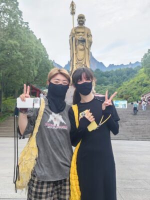 Quan Yi Fong Instagram - 再过几个钟头就好告别2025年
是要总结一下今年的生活了。

翻阅照片看看今年自己有没有活成自己想要的模样
一月：韩国
二月：北京
三月：四川
四月：SG 60 演唱会
五月：保加利亚
六月：九华山
七月：SG 红星大奖
八月：内蒙古
九月：埃及
十月：约旦
十一月：北海道
十二月：back SG

去#韩国 疯狂购物 
到 #北京 照顾孩子 
和朋友去 #四川 参观了三星堆和熊猫花花。
回到 #新加坡 主持了一场大型活动 SG60，
五月奔赴 #保加利亚 看看世界上最美丽的玫瑰花 
再回到 新加坡 参与红星大奖2025
然后去了 趟内蒙古 感受到了风吹草地见牛羊的魅力
9月份至10月，用了20天去破解世界七大奇迹的神秘，埃及 金字塔 木乃伊 开罗 卢克索 阿斯旺 热气球 沙漠中满天繁星中的 银河 
约旦 死海 佩特拉神庙 
最后在带母亲去北海道 完成她的心愿。
是的，我终于活出了我喜欢的模样，岁月浅浅 余生漫漫 步履不停 热爱不息。
眼有心晨大海
心有繁花似锦
不染岁月风尘
永远温暖如初
微笑向前 自会花开万里
祝你 祝我 祝我们
年年景不改 岁岁人常在

我们2026见 ❤️