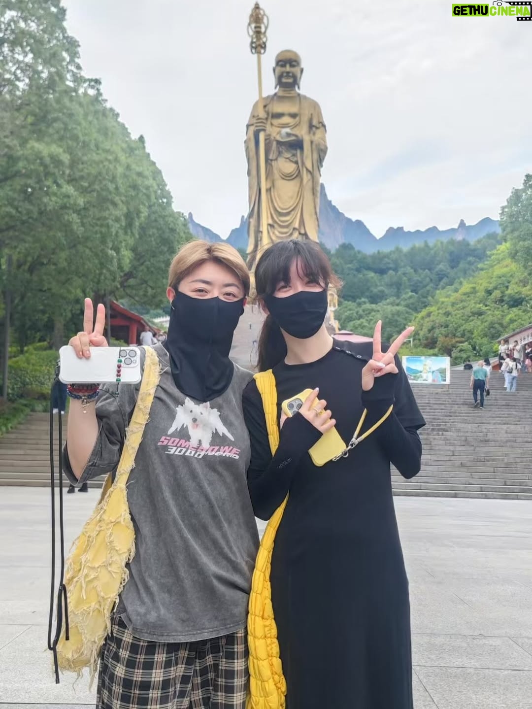 Quan Yi Fong - 2.6K Likes - 再过几个钟头就好告别2025年
是要总结一下今年的生活了。

翻阅照片看看今年自己有没有活成自己想要的模样
一月：韩国
二月：北京
三月：四川
四月：SG 60 演唱会
五月：保加利亚
六月：九华山
七月：SG 红星大奖
八月：内蒙古
九月：埃及
十月：约旦
十一月：北海道
十二月：back SG

去#韩国 疯狂购物 
到 #北京 照顾孩子 
和朋友去 #四川 参观了三星堆和熊猫花花。
回到 #新加坡 主持了一场大型活动 SG60，
五月奔赴 #保加利亚 看看世界上最美丽的玫瑰花 
再回到 新加坡 参与红星大奖2025
然后去了 趟内蒙古 感受到了风吹草地见牛羊的魅力
9月份至10月，用了20天去破解世界七大奇迹的神秘，埃及 金字塔 木乃伊 开罗 卢克索 阿斯旺 热气球 沙漠中满天繁星中的 银河 
约旦 死海 佩特拉神庙 
最后在带母亲去北海道 完成她的心愿。
是的，我终于活出了我喜欢的模样，岁月浅浅 余生漫漫 步履不停 热爱不息。
眼有心晨大海
心有繁花似锦
不染岁月风尘
永远温暖如初
微笑向前 自会花开万里
祝你 祝我 祝我们
年年景不改 岁岁人常在

我们2026见 ❤️