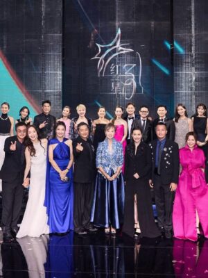 Quan Yi Fong Instagram - 再过几个钟头就好告别2025年
是要总结一下今年的生活了。

翻阅照片看看今年自己有没有活成自己想要的模样
一月：韩国
二月：北京
三月：四川
四月：SG 60 演唱会
五月：保加利亚
六月：九华山
七月：SG 红星大奖
八月：内蒙古
九月：埃及
十月：约旦
十一月：北海道
十二月：back SG

去#韩国 疯狂购物 
到 #北京 照顾孩子 
和朋友去 #四川 参观了三星堆和熊猫花花。
回到 #新加坡 主持了一场大型活动 SG60，
五月奔赴 #保加利亚 看看世界上最美丽的玫瑰花 
再回到 新加坡 参与红星大奖2025
然后去了 趟内蒙古 感受到了风吹草地见牛羊的魅力
9月份至10月，用了20天去破解世界七大奇迹的神秘，埃及 金字塔 木乃伊 开罗 卢克索 阿斯旺 热气球 沙漠中满天繁星中的 银河 
约旦 死海 佩特拉神庙 
最后在带母亲去北海道 完成她的心愿。
是的，我终于活出了我喜欢的模样，岁月浅浅 余生漫漫 步履不停 热爱不息。
眼有心晨大海
心有繁花似锦
不染岁月风尘
永远温暖如初
微笑向前 自会花开万里
祝你 祝我 祝我们
年年景不改 岁岁人常在

我们2026见 ❤️