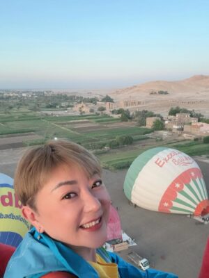 Quan Yi Fong Instagram - 再过几个钟头就好告别2025年
是要总结一下今年的生活了。

翻阅照片看看今年自己有没有活成自己想要的模样
一月：韩国
二月：北京
三月：四川
四月：SG 60 演唱会
五月：保加利亚
六月：九华山
七月：SG 红星大奖
八月：内蒙古
九月：埃及
十月：约旦
十一月：北海道
十二月：back SG

去#韩国 疯狂购物 
到 #北京 照顾孩子 
和朋友去 #四川 参观了三星堆和熊猫花花。
回到 #新加坡 主持了一场大型活动 SG60，
五月奔赴 #保加利亚 看看世界上最美丽的玫瑰花 
再回到 新加坡 参与红星大奖2025
然后去了 趟内蒙古 感受到了风吹草地见牛羊的魅力
9月份至10月，用了20天去破解世界七大奇迹的神秘，埃及 金字塔 木乃伊 开罗 卢克索 阿斯旺 热气球 沙漠中满天繁星中的 银河 
约旦 死海 佩特拉神庙 
最后在带母亲去北海道 完成她的心愿。
是的，我终于活出了我喜欢的模样，岁月浅浅 余生漫漫 步履不停 热爱不息。
眼有心晨大海
心有繁花似锦
不染岁月风尘
永远温暖如初
微笑向前 自会花开万里
祝你 祝我 祝我们
年年景不改 岁岁人常在

我们2026见 ❤️