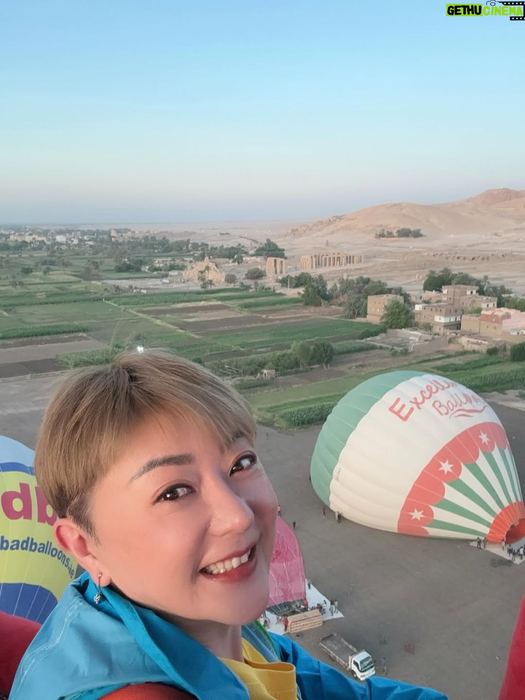 Quan Yi Fong - 2.6K Likes - 再过几个钟头就好告别2025年
是要总结一下今年的生活了。

翻阅照片看看今年自己有没有活成自己想要的模样
一月：韩国
二月：北京
三月：四川
四月：SG 60 演唱会
五月：保加利亚
六月：九华山
七月：SG 红星大奖
八月：内蒙古
九月：埃及
十月：约旦
十一月：北海道
十二月：back SG

去#韩国 疯狂购物 
到 #北京 照顾孩子 
和朋友去 #四川 参观了三星堆和熊猫花花。
回到 #新加坡 主持了一场大型活动 SG60，
五月奔赴 #保加利亚 看看世界上最美丽的玫瑰花 
再回到 新加坡 参与红星大奖2025
然后去了 趟内蒙古 感受到了风吹草地见牛羊的魅力
9月份至10月，用了20天去破解世界七大奇迹的神秘，埃及 金字塔 木乃伊 开罗 卢克索 阿斯旺 热气球 沙漠中满天繁星中的 银河 
约旦 死海 佩特拉神庙 
最后在带母亲去北海道 完成她的心愿。
是的，我终于活出了我喜欢的模样，岁月浅浅 余生漫漫 步履不停 热爱不息。
眼有心晨大海
心有繁花似锦
不染岁月风尘
永远温暖如初
微笑向前 自会花开万里
祝你 祝我 祝我们
年年景不改 岁岁人常在

我们2026见 ❤️
